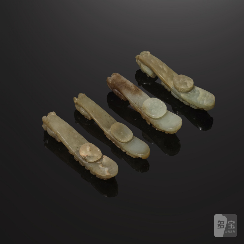 清 十九世紀 玉龍紋帶鉤四件 | QUATRE BOUCLES DE CEINTURE EN JADE CÉLADON - 图2